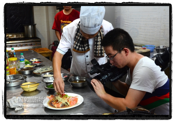 此次攝制組通過拍攝婺源代表名菜糊豆腐、粉蒸肉、荷包紅魚、賽鵝頸及地方小吃清明果、灰汁果、糯米子糕等來詮釋婺源美食經(jīng)典，展示婺源食文化，打造獨(dú)屬婺源的美食符號。