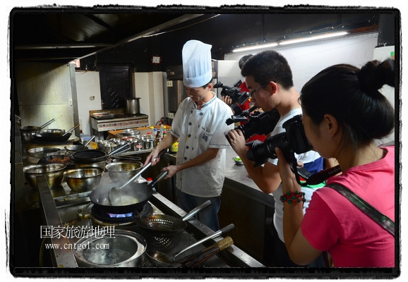 此次攝制組通過拍攝婺源代表名菜糊豆腐、粉蒸肉、荷包紅魚、賽鵝頸及地方小吃清明果、灰汁果、糯米子糕等來詮釋婺源美食經(jīng)典，展示婺源食文化，打造獨(dú)屬婺源的美食符號。