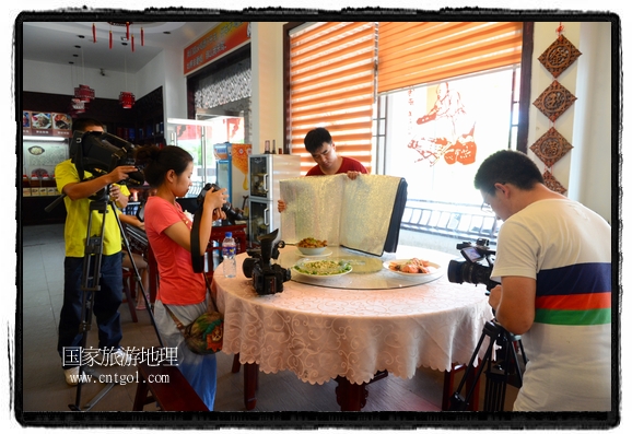 此次攝制組通過拍攝婺源代表名菜糊豆腐、粉蒸肉、荷包紅魚、賽鵝頸及地方小吃清明果、灰汁果、糯米子糕等來詮釋婺源美食經(jīng)典，展示婺源食文化，打造獨(dú)屬婺源的美食符號。