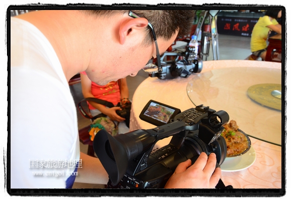 此次攝制組通過拍攝婺源代表名菜糊豆腐、粉蒸肉、荷包紅魚、賽鵝頸及地方小吃清明果、灰汁果、糯米子糕等來詮釋婺源美食經(jīng)典，展示婺源食文化，打造獨(dú)屬婺源的美食符號。