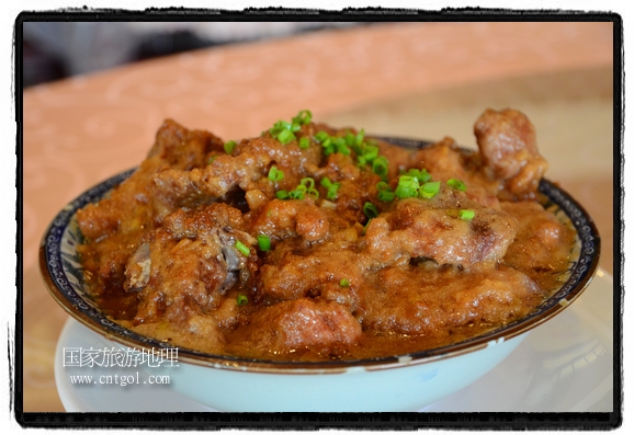 此次攝制組通過拍攝婺源代表名菜糊豆腐、粉蒸肉、荷包紅魚、賽鵝頸及地方小吃清明果、灰汁果、糯米子糕等來詮釋婺源美食經(jīng)典，展示婺源食文化，打造獨(dú)屬婺源的美食符號。