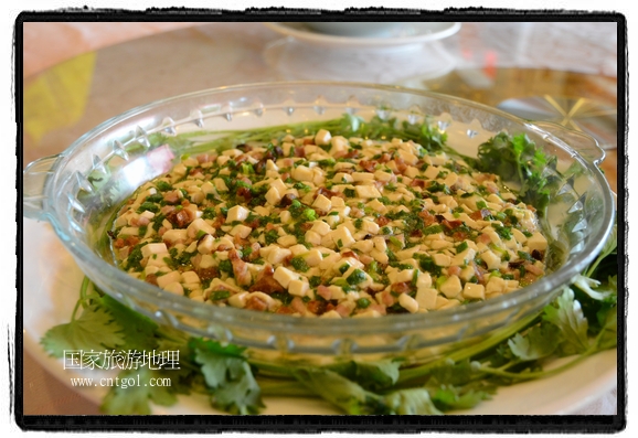 此次攝制組通過拍攝婺源代表名菜糊豆腐、粉蒸肉、荷包紅魚、賽鵝頸及地方小吃清明果、灰汁果、糯米子糕等來詮釋婺源美食經(jīng)典，展示婺源食文化，打造獨(dú)屬婺源的美食符號。