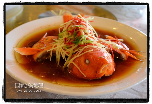 此次攝制組通過拍攝婺源代表名菜糊豆腐、粉蒸肉、荷包紅魚、賽鵝頸及地方小吃清明果、灰汁果、糯米子糕等來詮釋婺源美食經(jīng)典，展示婺源食文化，打造獨(dú)屬婺源的美食符號。