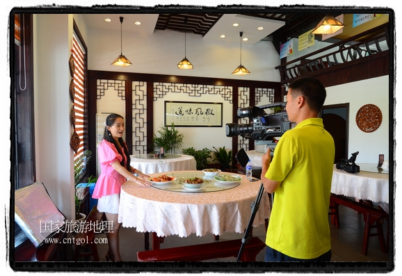 此次攝制組通過拍攝婺源代表名菜糊豆腐、粉蒸肉、荷包紅魚、賽鵝頸及地方小吃清明果、灰汁果、糯米子糕等來詮釋婺源美食經(jīng)典，展示婺源食文化，打造獨(dú)屬婺源的美食符號。