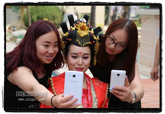 6月19日，端午節(jié)的前一天，甘肅平?jīng)鍪嗅轻紖^(qū)南山公園澳廈麗灣小區(qū)“邀請(qǐng)”唐朝被譽(yù)為四大美女之一的“楊貴妃”前來(lái)與市民見(jiàn)面，共度“端午佳節(jié)”。期間，“貴妃娘娘”由一名解說(shuō)人員做向?qū)Вc小區(qū)居民一同游玩、賞景、互敬酒水、合影留念，并現(xiàn)場(chǎng)贈(zèng)送大人小孩粽子、香包和糖果。