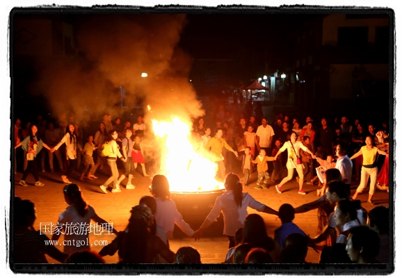甘肅平?jīng)鍪嗅轻脊沛?zhèn)舉辦了篝火晚會(huì)，1000余名市民參與其中，大家載歌載舞，在歡快熱鬧的氣氛中為每一位父親送祝福。父親節(jié)（Father's Day），顧名思義是感恩父親的節(jié)日。約始于二十世紀(jì)初，起源于美國，現(xiàn)已廣泛流傳于世界各地，節(jié)日日期因地域而存在差異。