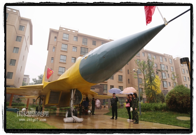 小區(qū)突然出現(xiàn)“飛機坦克”，其中殲15艦載戰(zhàn)斗機一架、99式主戰(zhàn)坦克一輛、武直-10武裝直升機一架，吸引了眾多市民雨中圍觀、合影。