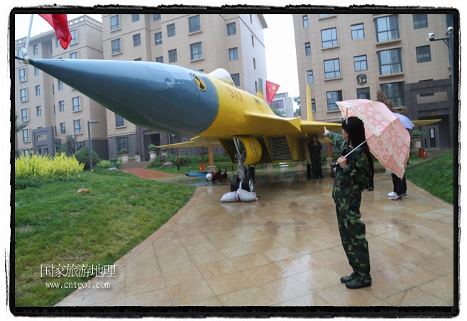 小區(qū)突然出現(xiàn)“飛機坦克”，其中殲15艦載戰(zhàn)斗機一架、99式主戰(zhàn)坦克一輛、武直-10武裝直升機一架，吸引了眾多市民雨中圍觀、合影。