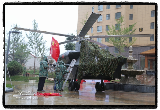 小區(qū)突然出現(xiàn)“飛機坦克”，其中殲15艦載戰(zhàn)斗機一架、99式主戰(zhàn)坦克一輛、武直-10武裝直升機一架，吸引了眾多市民雨中圍觀、合影。