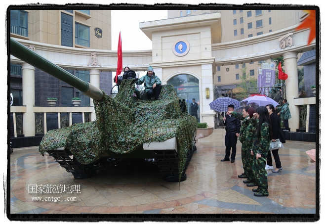 小區(qū)突然出現(xiàn)“飛機坦克”，其中殲15艦載戰(zhàn)斗機一架、99式主戰(zhàn)坦克一輛、武直-10武裝直升機一架，吸引了眾多市民雨中圍觀、合影。