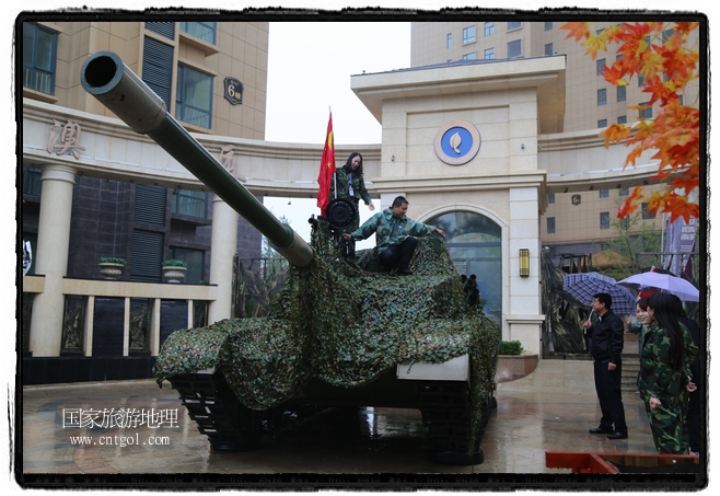 小區(qū)突然出現(xiàn)“飛機坦克”，其中殲15艦載戰(zhàn)斗機一架、99式主戰(zhàn)坦克一輛、武直-10武裝直升機一架，吸引了眾多市民雨中圍觀、合影。