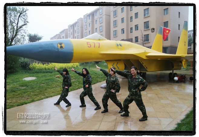 小區(qū)突然出現(xiàn)“飛機坦克”，其中殲15艦載戰(zhàn)斗機一架、99式主戰(zhàn)坦克一輛、武直-10武裝直升機一架，吸引了眾多市民雨中圍觀、合影。