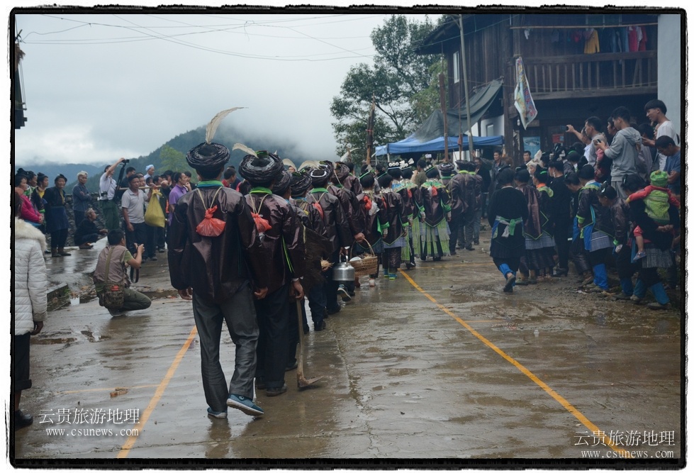 祭祖隊伍來到了祭祖堂