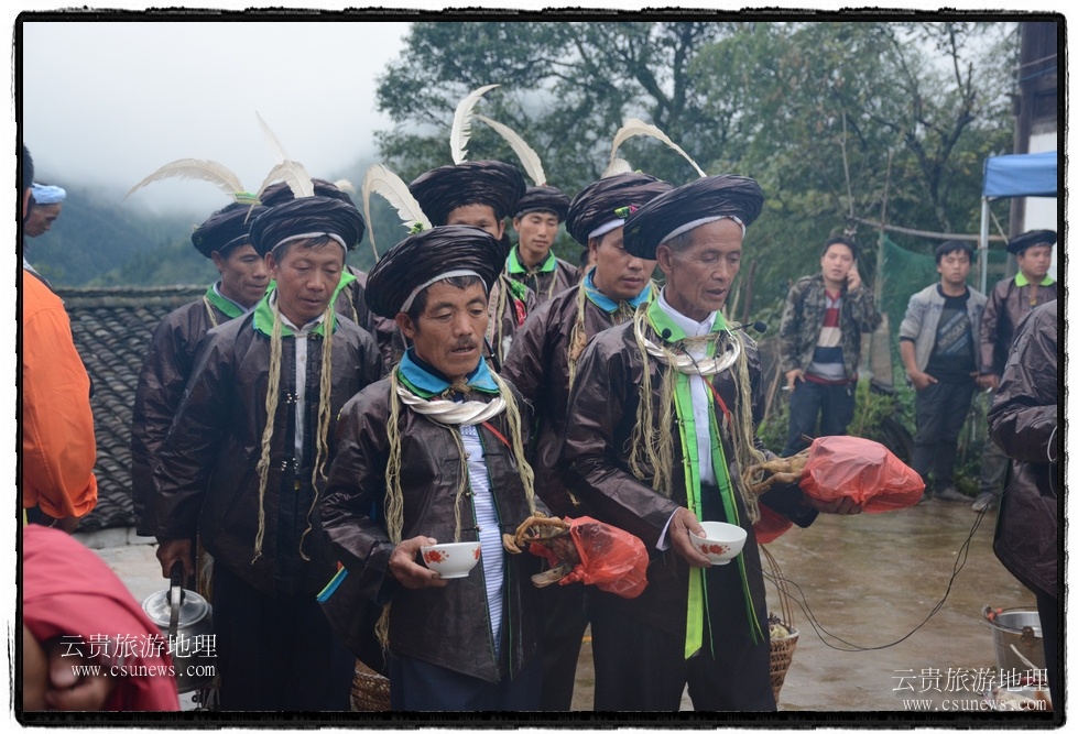 祭祖師們在祭祖堂祭祖誦經(jīng)