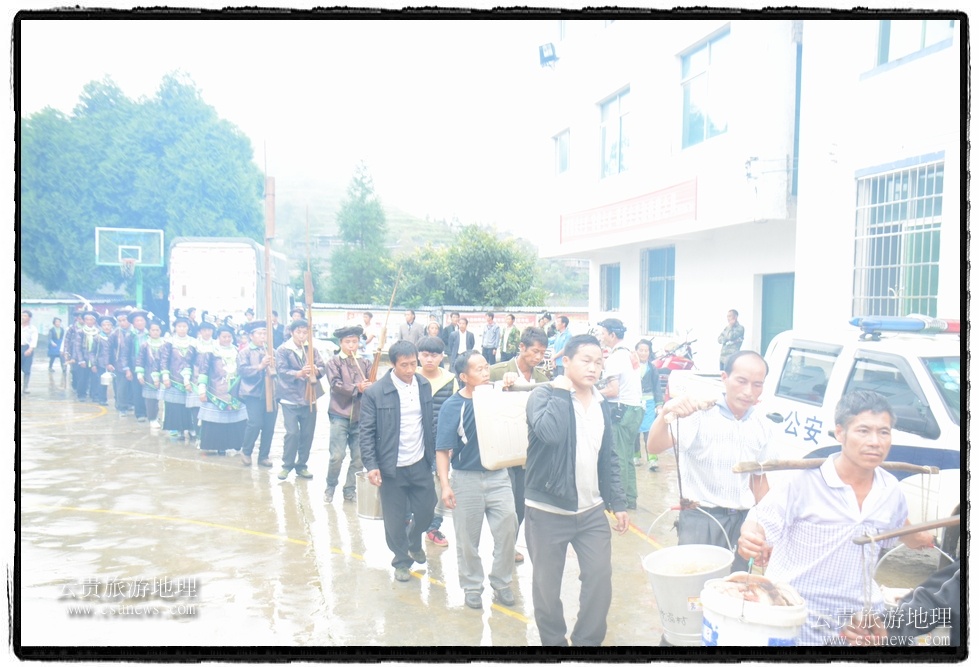 祭祖隊伍抬著祭祖食向祭祖堂走來