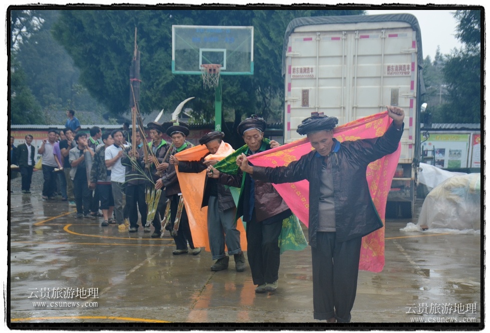 祭祖隊伍向祭祖堂走來