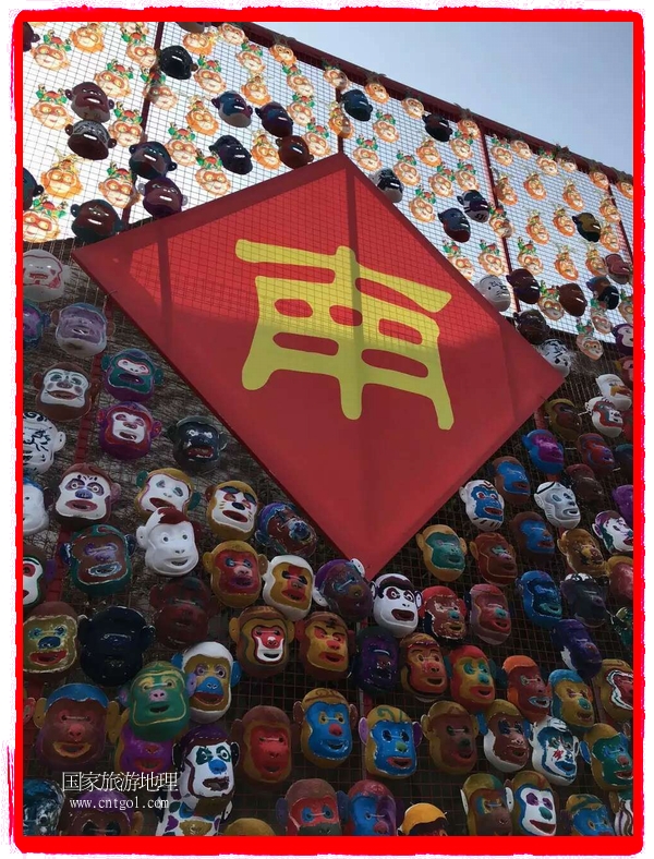 中國規(guī)模最大的猴面具彩繪在南潯古鎮(zhèn)展示。猴子真是今年最紅的動物。 