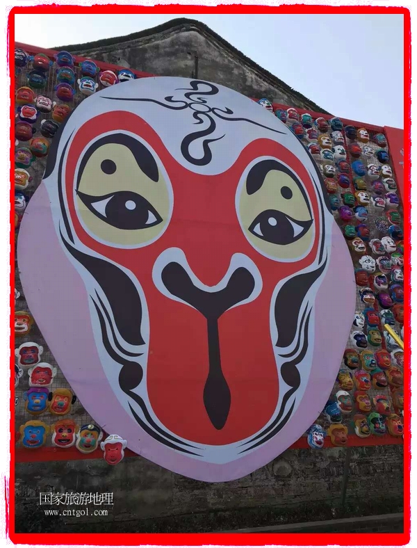 中國規(guī)模最大的猴面具彩繪在南潯古鎮(zhèn)展示。猴子真是今年最紅的動物。 