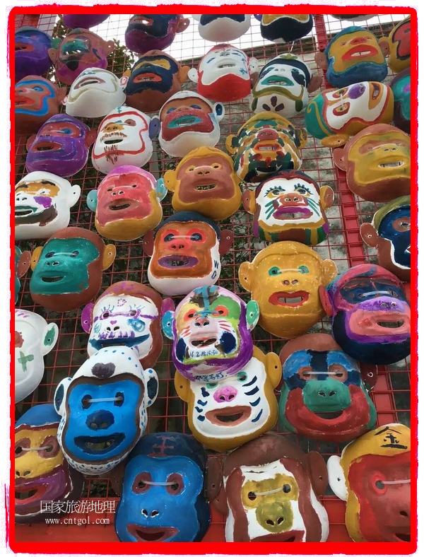 中國規(guī)模最大的猴面具彩繪在南潯古鎮(zhèn)展示。猴子真是今年最紅的動物。 