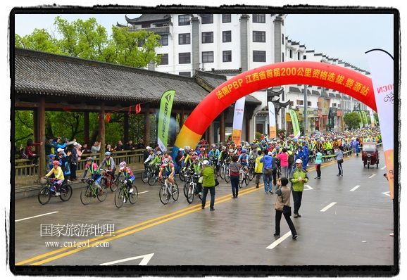 來(lái)自江西、安徽、浙江、福建等省市近千名選手參加了比賽，婺源賽道沿途的秀美風(fēng)光和徽派古村落，給參賽選手留下美好的印象。