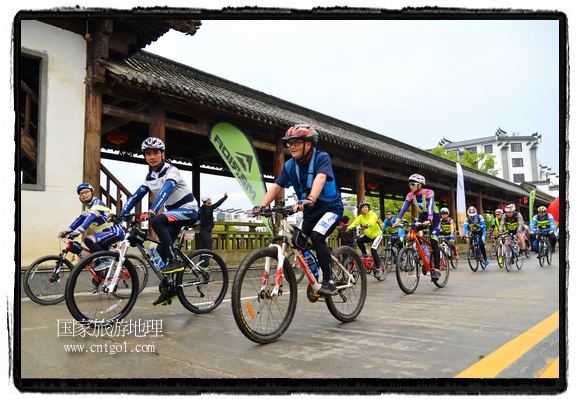 來(lái)自江西、安徽、浙江、福建等省市近千名選手參加了比賽，婺源賽道沿途的秀美風(fēng)光和徽派古村落，給參賽選手留下美好的印象。