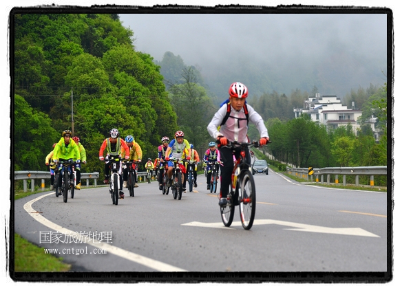 來(lái)自江西、安徽、浙江、福建等省市近千名選手參加了比賽，婺源賽道沿途的秀美風(fēng)光和徽派古村落，給參賽選手留下美好的印象。