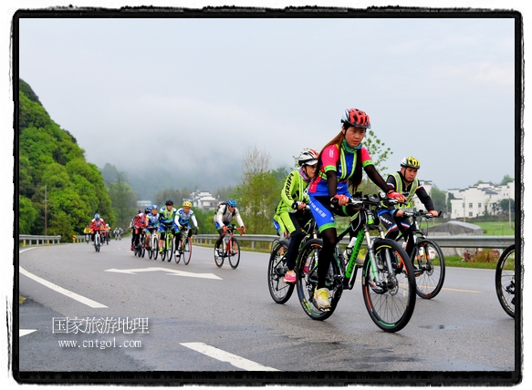 來(lái)自江西、安徽、浙江、福建等省市近千名選手參加了比賽，婺源賽道沿途的秀美風(fēng)光和徽派古村落，給參賽選手留下美好的印象。