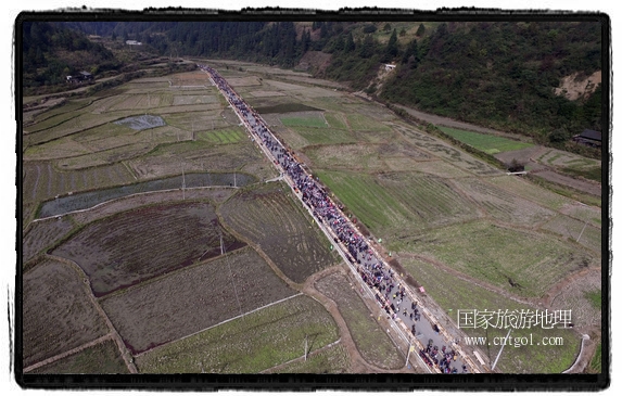 1700桌合攏宴，總長(zhǎng)3.7公里，10380人同桌就餐，創(chuàng)歷史之最