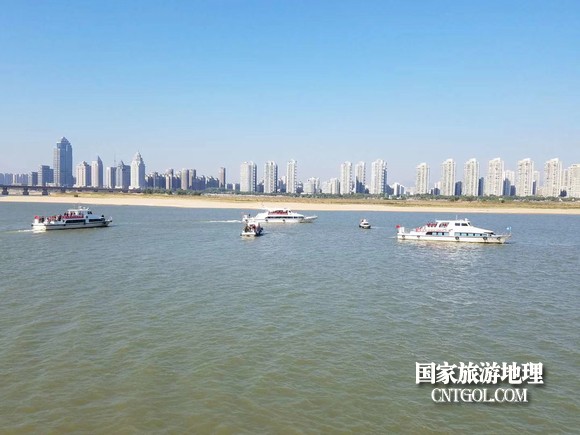 江西開(kāi)展呵護(hù)一湖清水，嚴(yán)厲打擊非法采砂行動(dòng)（圖）